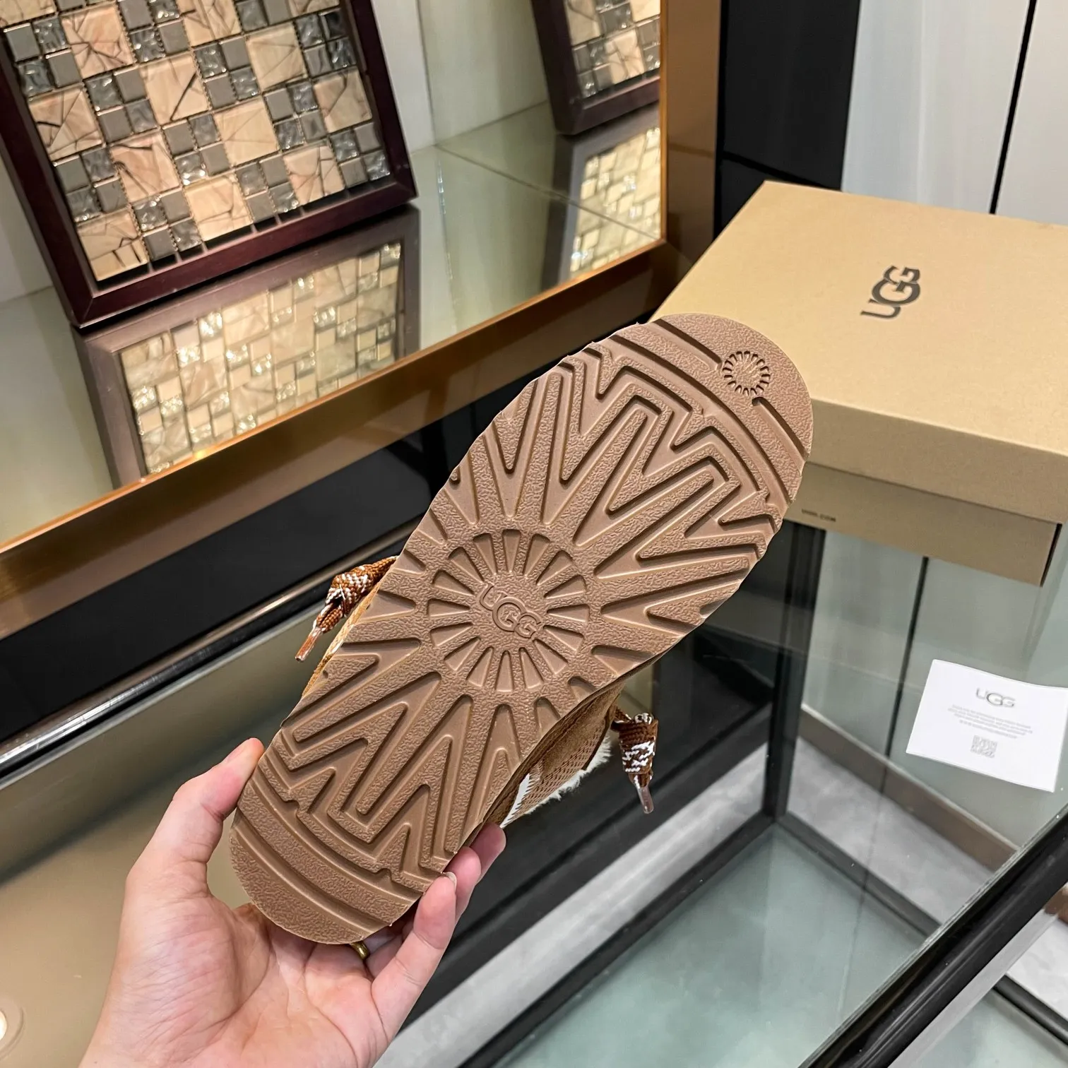 Men's men's shoes pP580! UGG~25vs popular platform thick-soled casual shoes series... [Round-toe thick-soled casual shoes] A shoe that does not clash with shirts, simple partition design ➕ spotted outsole, silk curls on the upper, a must-have for autumn and winter, can be worn with any pants or skirt, very comfortable and beautiful on the feet... ❶Material: Original customized cow ➕Breathable mesh ❷Inner lining: Original customized wool ❸ Foot pads: Original customized sheepskin ❹Outsole: Original molded wear-resistant velvet foam outsole ❺Number of codes: 35-41 ❻Packaging: Original full set of packaging ☀Color: Official website updated simultaneously